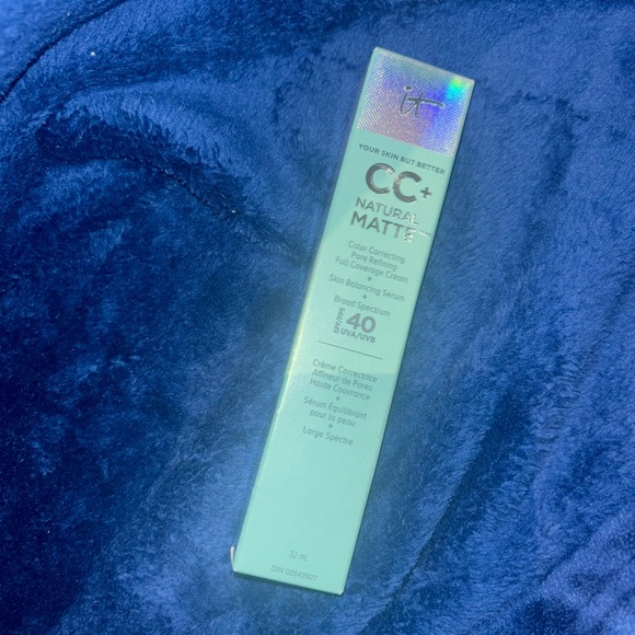 It cosmetics foundation - Picture 1 of 2